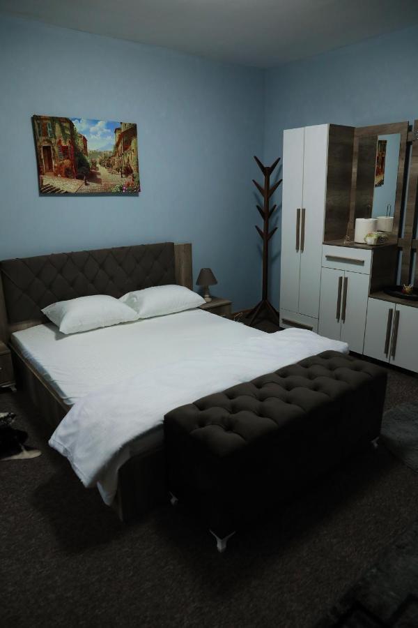 City Park Hostel Pristina Extérieur photo