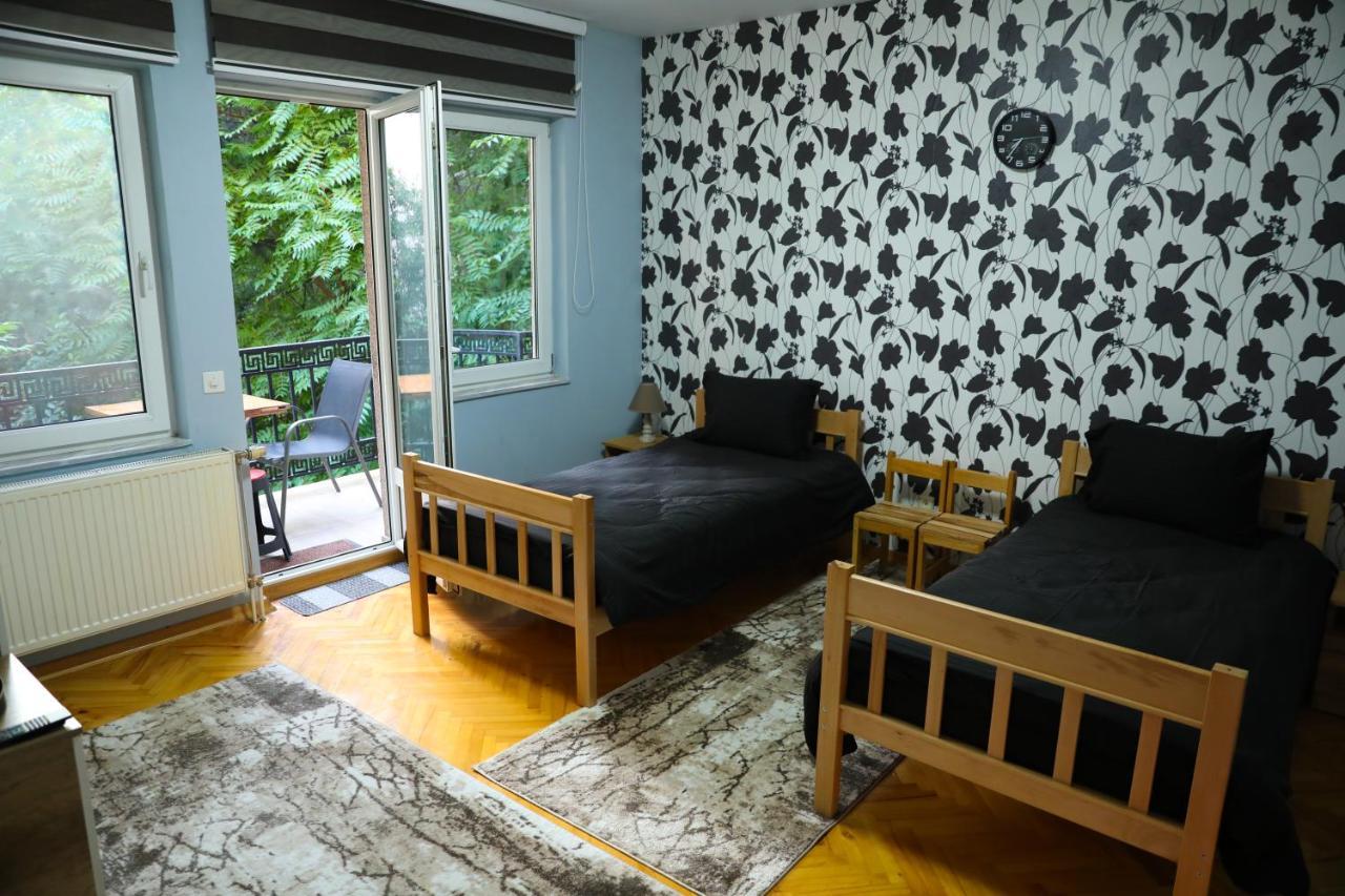 City Park Hostel Pristina Extérieur photo