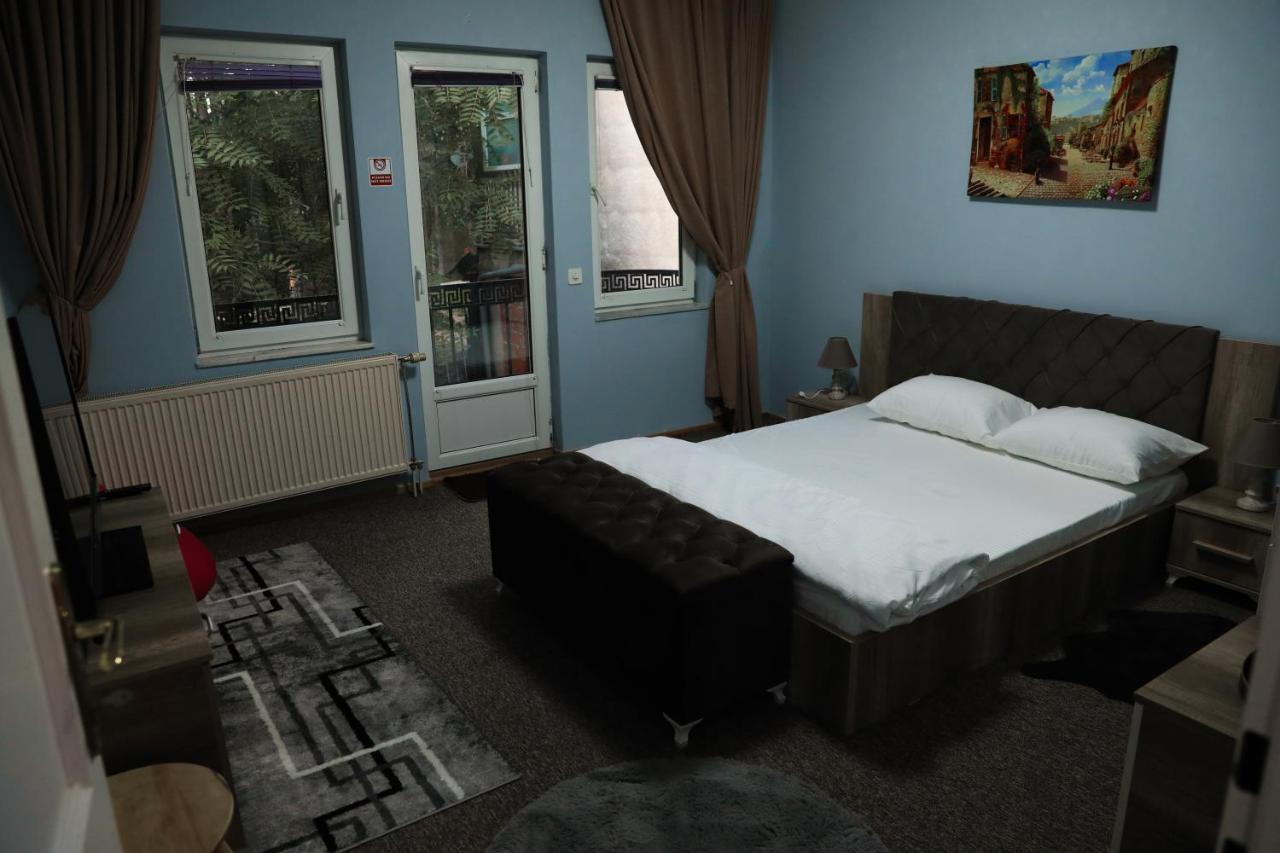 City Park Hostel Pristina Extérieur photo