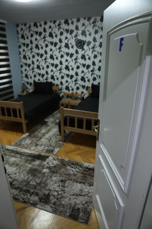 City Park Hostel Pristina Extérieur photo