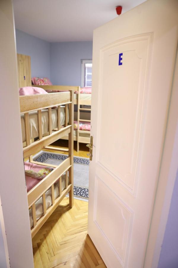 City Park Hostel Pristina Extérieur photo